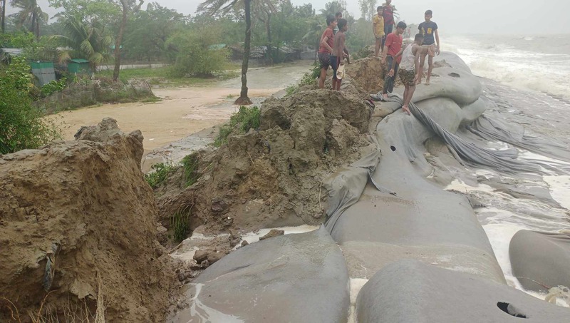 Cyclone Remal hits Kutubdia, Bangladesh: Homes destroyed, embankments breached, 2 injured. Photo: Voice7 News